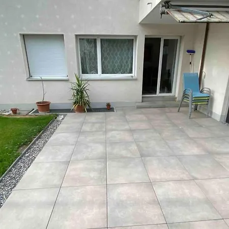 Moderne Wohnung Mit Privater Terrasse Und Rasen. *