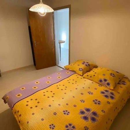 Moderne Wohnung Mit Privater Terrasse Und Rasen.