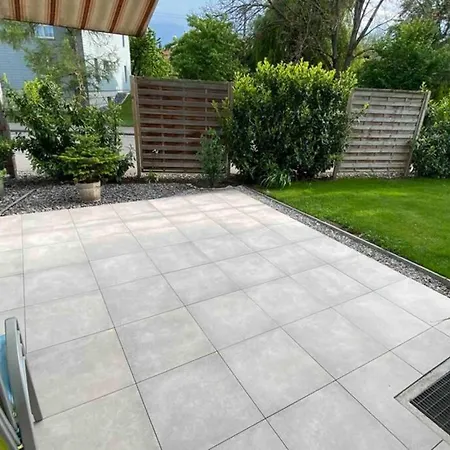 Moderne Wohnung Mit Privater Terrasse Und Rasen.