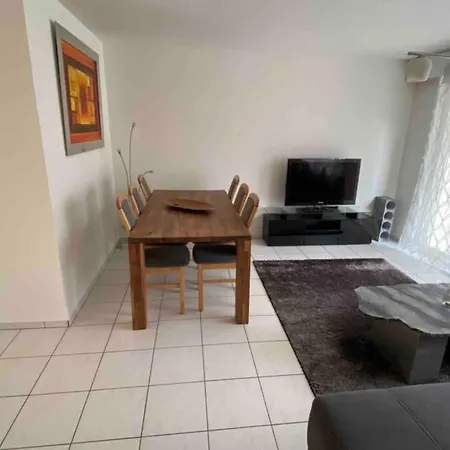 Appartamento Moderne Wohnung Mit Privater Terrasse Und Rasen. *